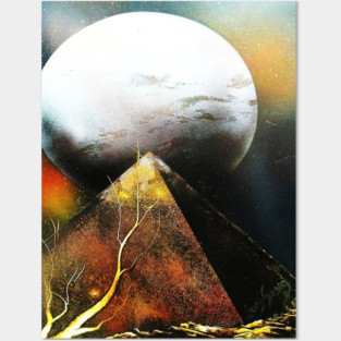 LUNA SOBRE PIRAMIDE Posters and Art