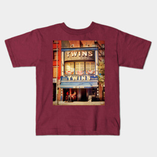 Twins pub Kids T-Shirt