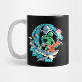 Alien surfing Mug