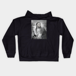 Native American woman war chief Kids Hoodie