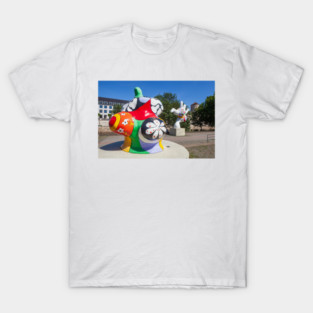 Nanas, street art on the banks of the Leine, behind the Beguine Tower, Hanover, Lower Saxony, Germany, Europe T-Shirt