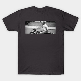 RETRO PHOTOGRAPHY OF STEVE MCQUEEN RIDING A MOTORCYCLE T-Shirt