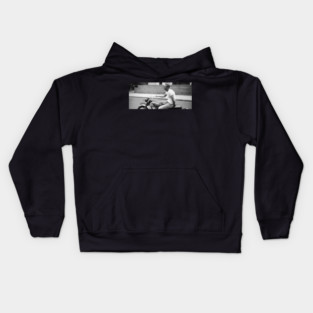 RETRO PHOTOGRAPHY OF STEVE MCQUEEN RIDING A MOTORCYCLE Kids Hoodie