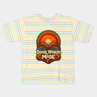 Bookworm Retro Sunset – Open Book Aesthetic Kids T-Shirt