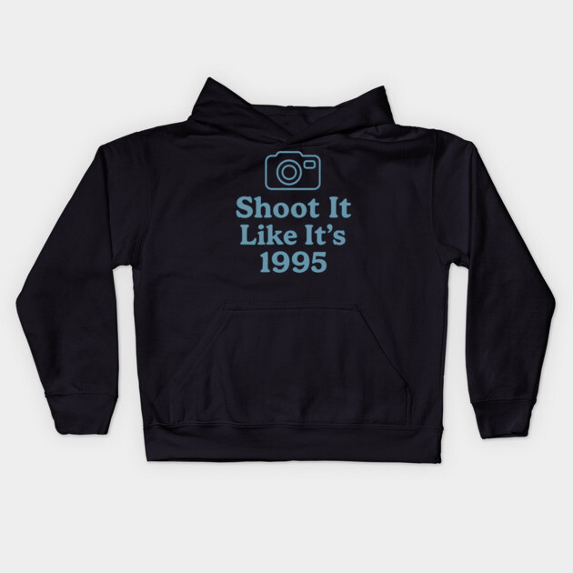 Shoot It Like It’s 1995 – Retro Film Photography Shirt for Creators Kids Hoodie by Hobby Helpers Merch