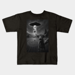 Highland Cow UFO Encounter Funny Alien Abduction Design Kids T-Shirt