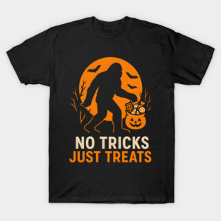 No Tricks Just Treats Bigfoot Halloween Costume Graphic T-Shirt