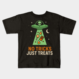 No Tricks Just Treats Alien UFO Halloween Artwork Kids T-Shirt