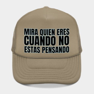 MIRA QUIEN ERES CUANDO NO ESTAS PENSANDO Hat