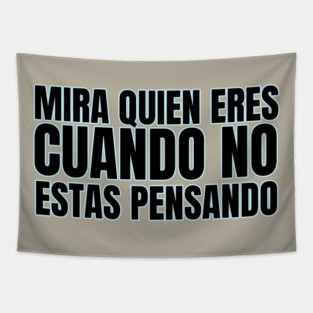 MIRA QUIEN ERES CUANDO NO ESTAS PENSANDO Tapestry
