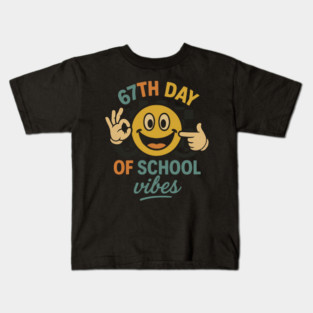 67th Day of School Vibes – Retro Smiley with OK Hand Kids T-Shirt