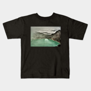 An unreal vision of the crater shrouded in smoke. Kids T-Shirt
