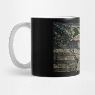 Fishing Camouflage US American Flag Bass Fish Design for Fishermen & Patriots – Perfect for Anglers, Boat Fishing Mug