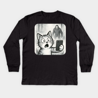 Cat Bigfoot Gift for Women, Men & Kids, Scared Cat Selfie with Sasquatch Kids Long Sleeve T-Shirt