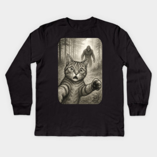Cat Bigfoot Gift for Women, Men & Kids, Scared Cat Selfie with Sasquatch Kids Long Sleeve T-Shirt