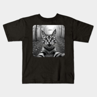 Cat Selfie with Alien, Cat Lovers Gifts for Men, Women & Kids Kids T-Shirt